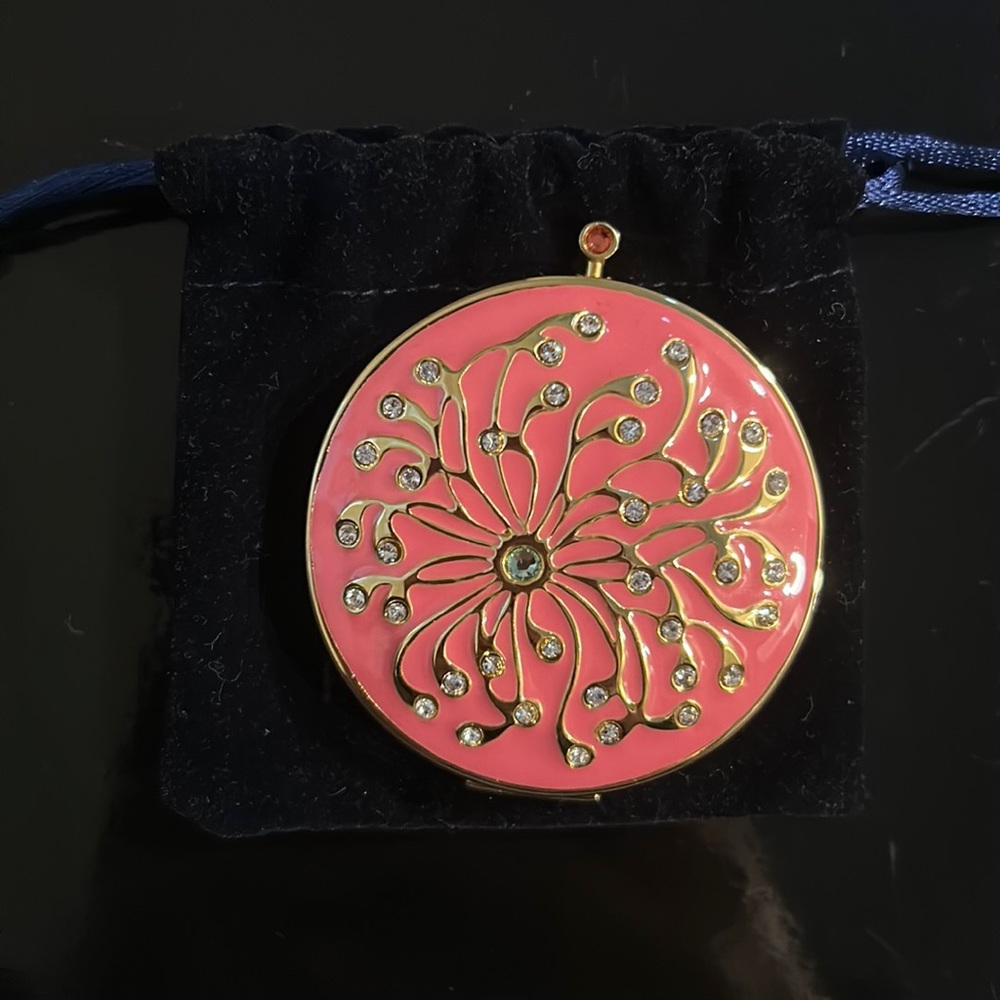 Estee Lauder vintage compact makeup mirror. Contains makeup, puff, and mirror!